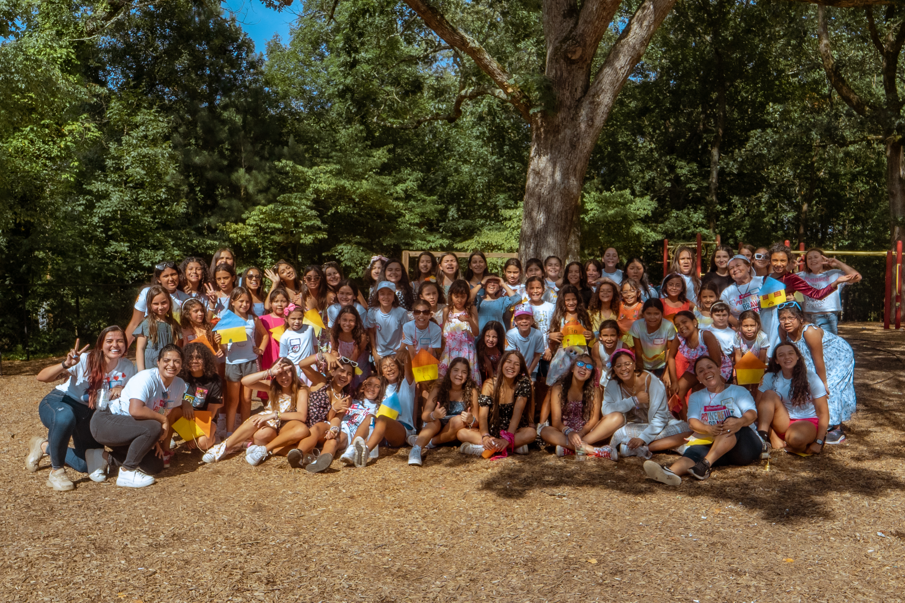 Grupo de niñas líderes del campamento